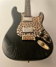 Fender Stratocaster Gold Sparkle Leopard Pickguard